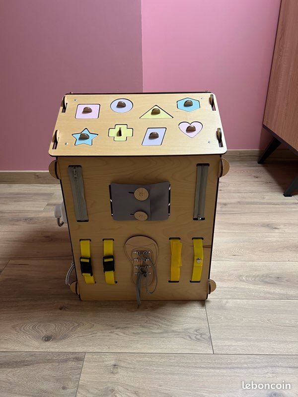 Grande maison d’activités Montessori en bois – Busy board complet – 1 à 3 ans – Très bon état (image 2)