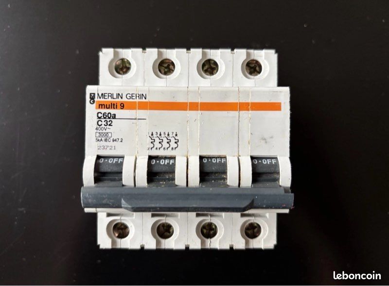 DISJONCTEUR SIMPLE PÔLE Merlin Gerin F32 C63120 - 5 ampères 220V 6kA