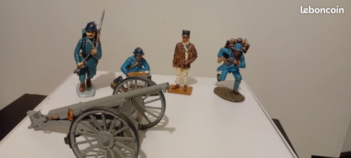 Un lot de 29 figurines de fantassins de l'empire en plomb Debersi au 1