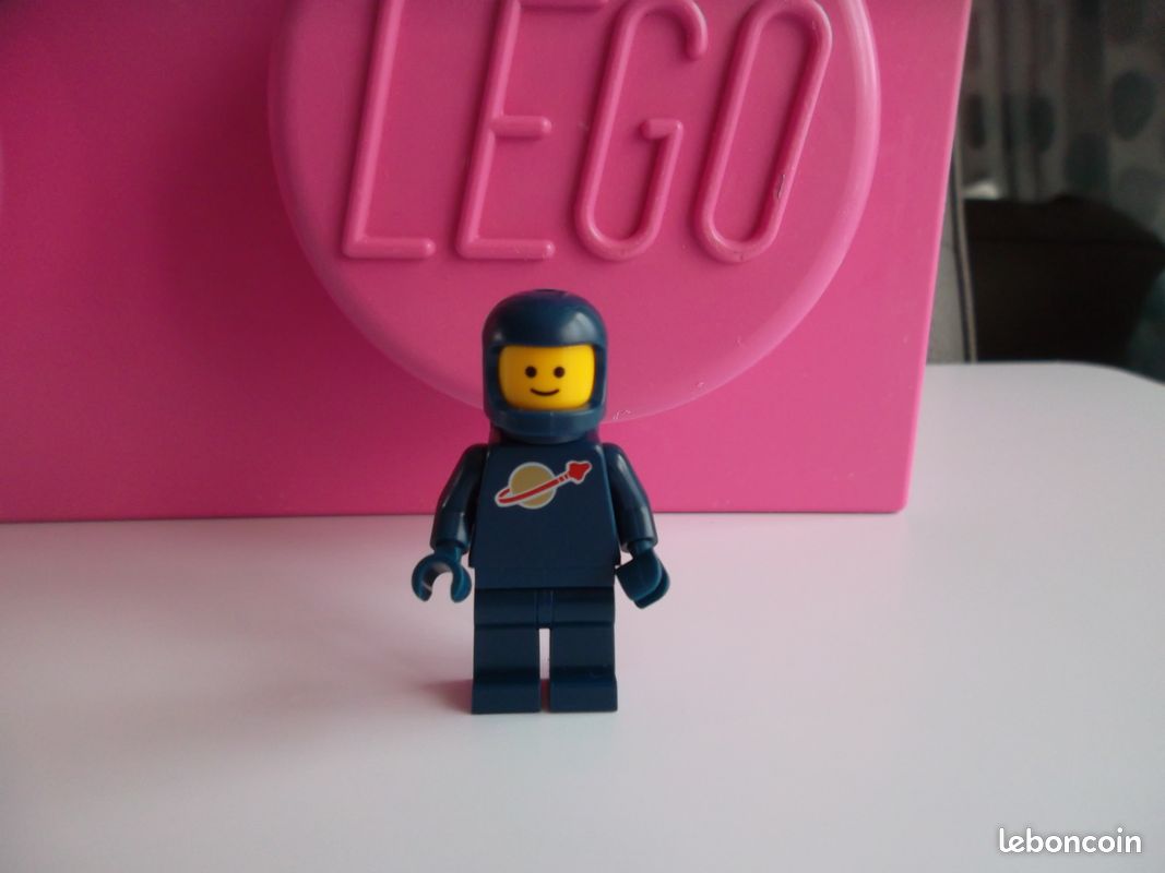 Lego space classic Astronaute Dark blue (image 1)
