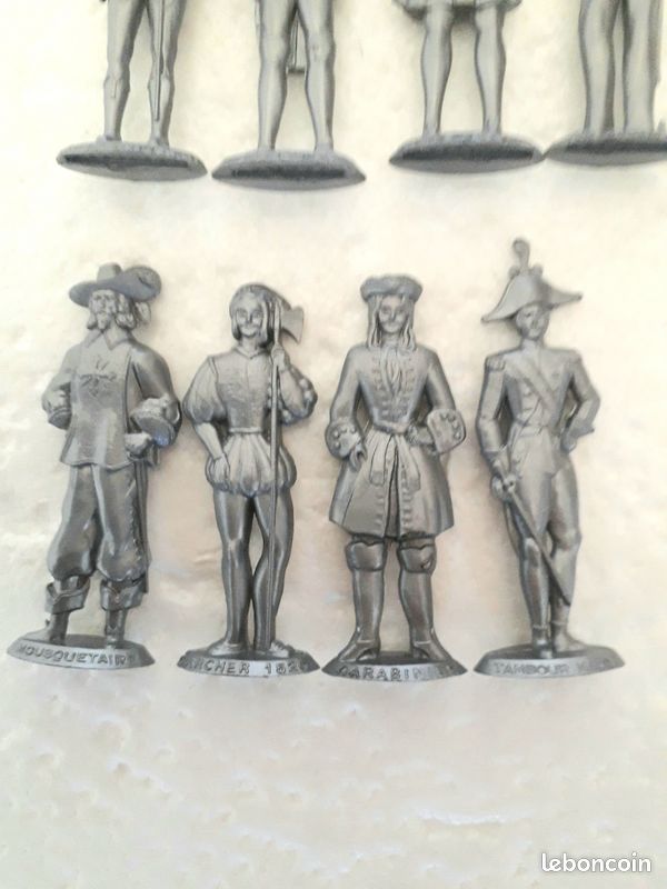 Lot De 19 Figurines Publicitaires MOKAREX + 2 Socles - Moyen Âge - 54mm - Plastique à Peindre