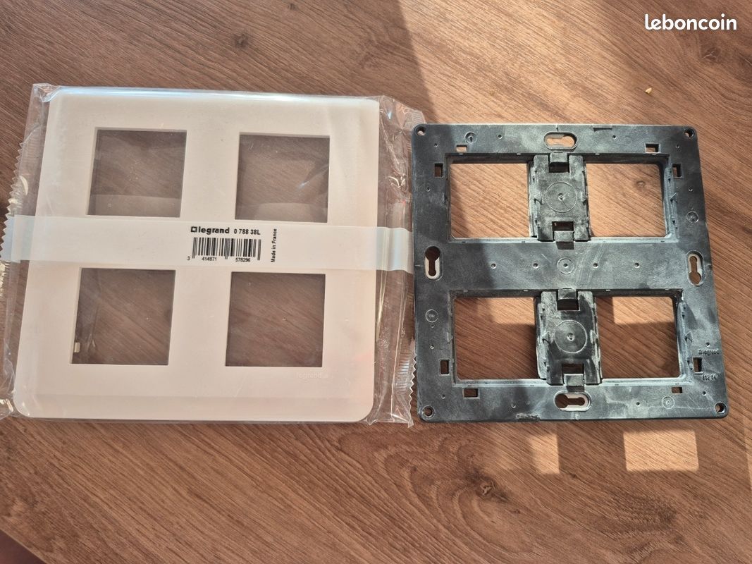 Legrand plaque de finition 4 postes + support – réf. 078381 – état neuf (image 1)