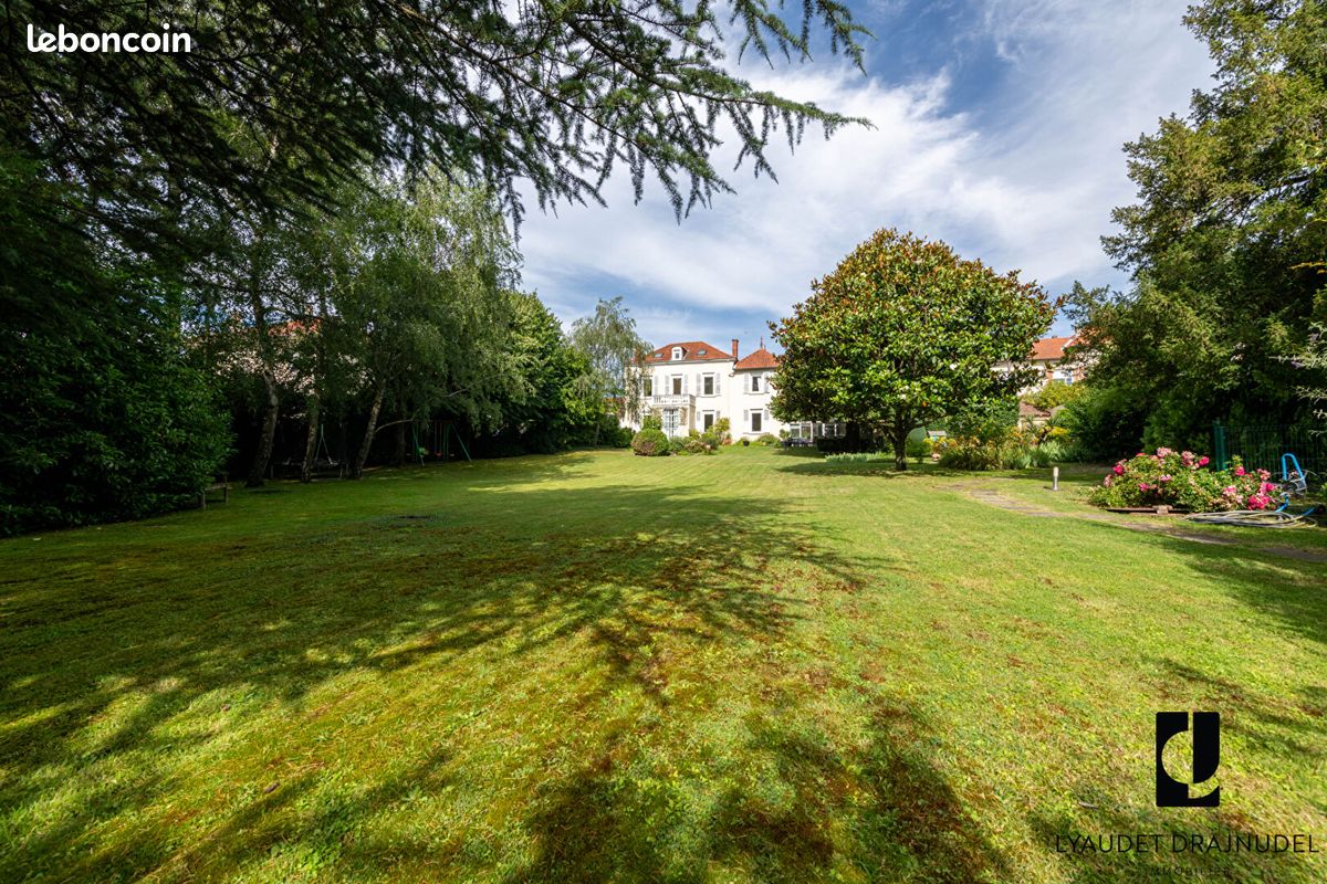 Maison 8 pièces 240 m² · à Riorges · 240 m² · 499 000 €