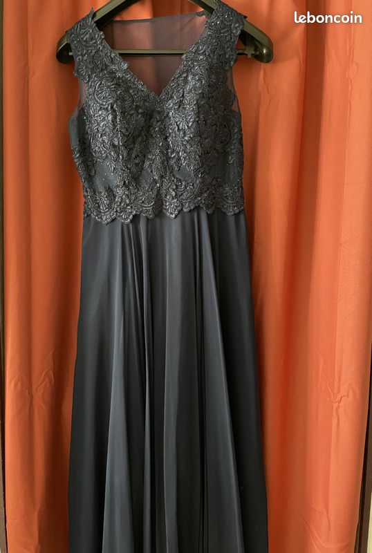 Robe longue froncée en velours bleu marine à barre en V