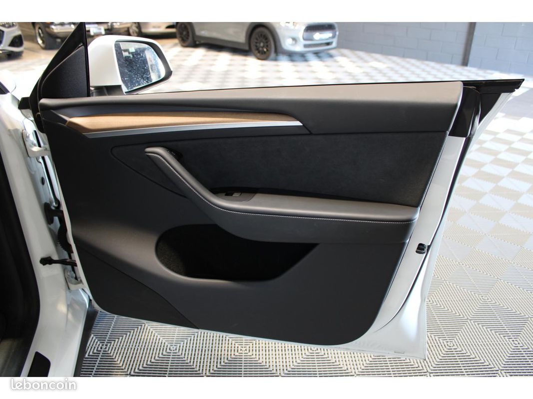 TESLA MODEL Y AWD Performance - Première main (image 25)