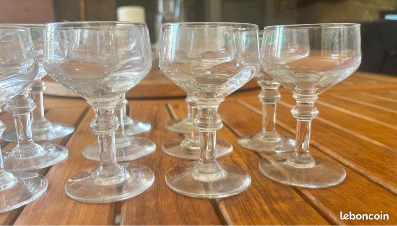 Verres anciens fluorescents sous lampe UV (image 6)