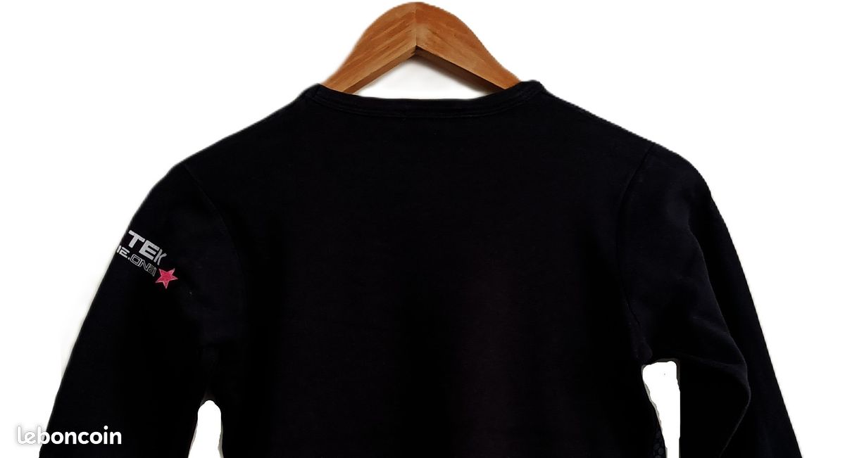 Panthère Noire Sortant De L'obscurité Et Dans La Lumière Incroyable