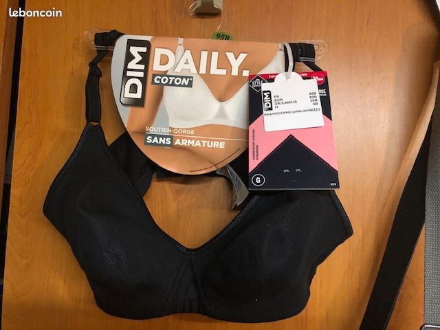 Soutien-gorge Dim 95B Neuf Avec étiquettes – Couleur Rouge Sangria, Matière Polyamide/élasthanne – Modèle Couvrant