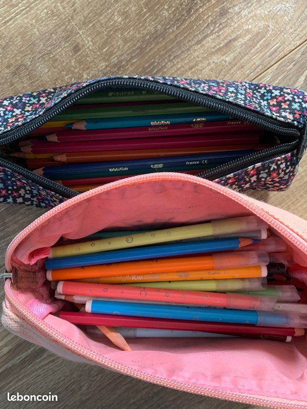 Crayons de couleurs et feutres (image 1)