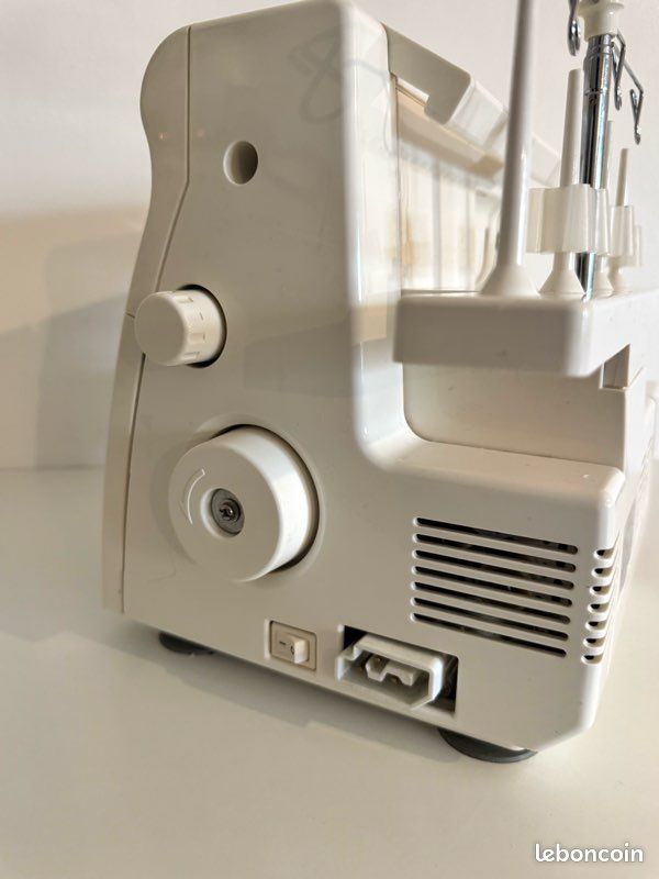 Surjeteuse Singer 14SH644 Ultralock 4 fils avec pédale (image 8)