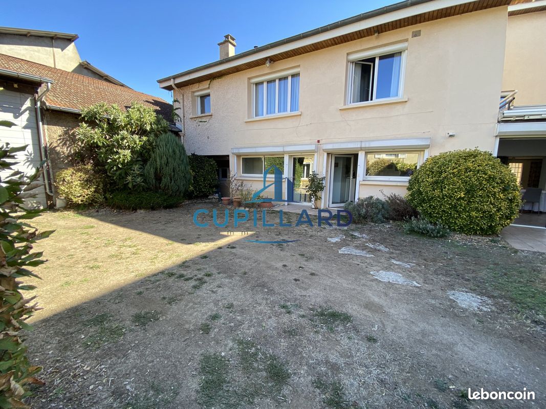Maison 8 pièces 245 m² · à Pouilly-sous-Charlieu · 245 m² · 249 000 €