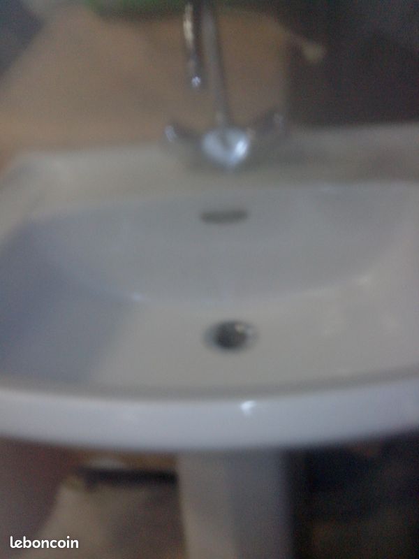 Lavabo blanc avec colonne mitigeur tres bon etat (image 2)