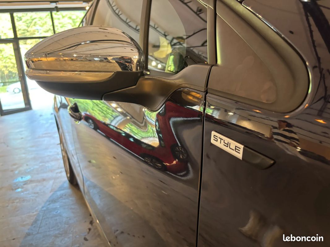 PEUGEOT 208 1.6 D 75ch STYLE - 2017 - CarPlay - Suivi complet - Régulateur de vitesse - Climatisation - Bluethoot (image 17)