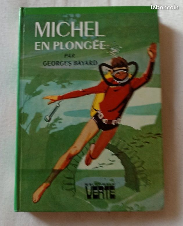 Michel en plongée bibliothèque verte (image 1)