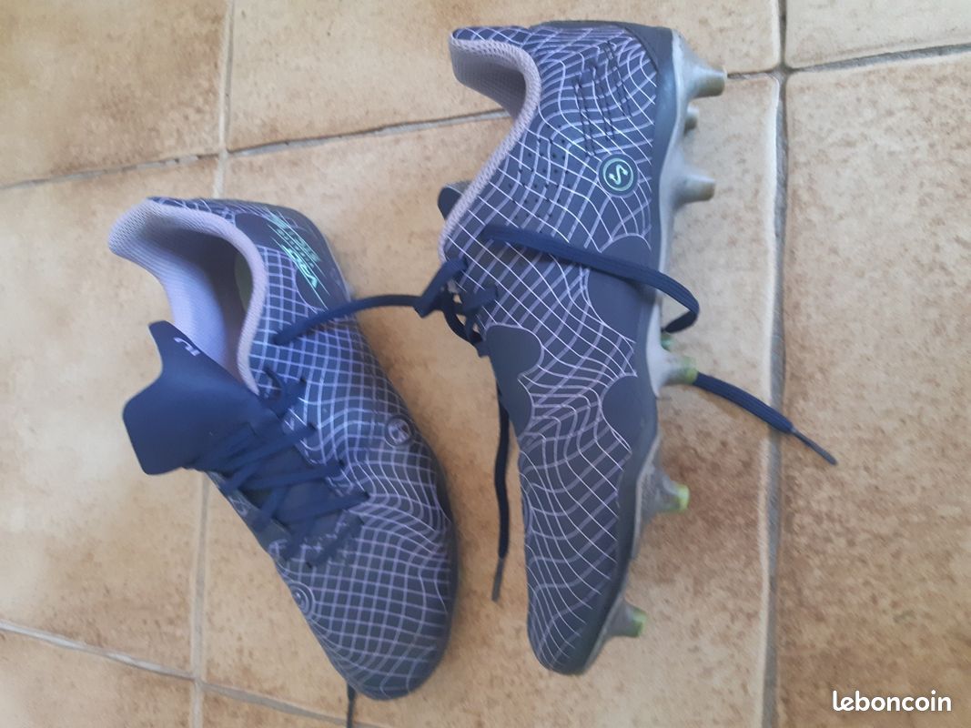 Chaussures crampons foot quasi neuf 37 Décathlon (image 1)