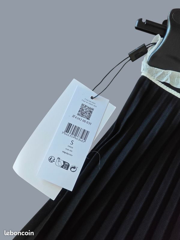 Jupe plissée Lacoste noire, neuve avec étiquettes (image 2)