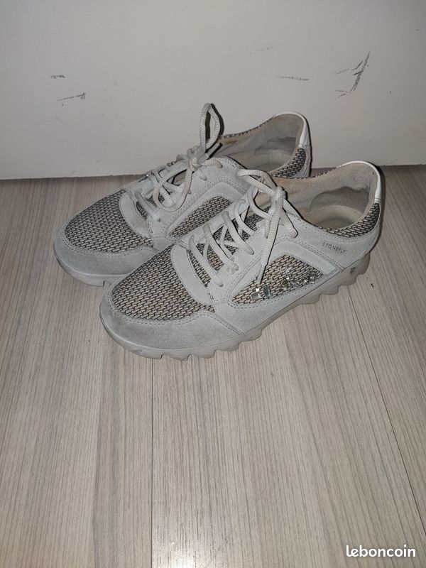 Sneakers (image 1)