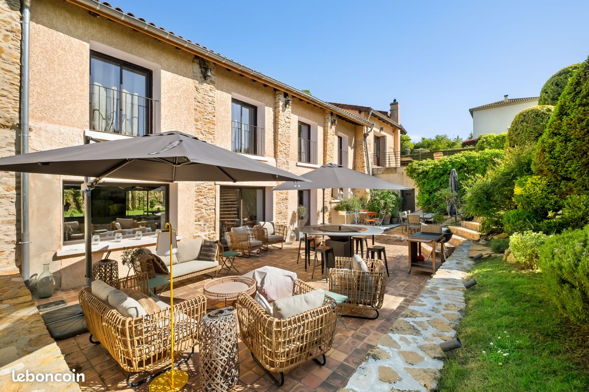 Maison 10 pièces 360 m² · à Chasselay · 360 m² · 1 385 000 €
