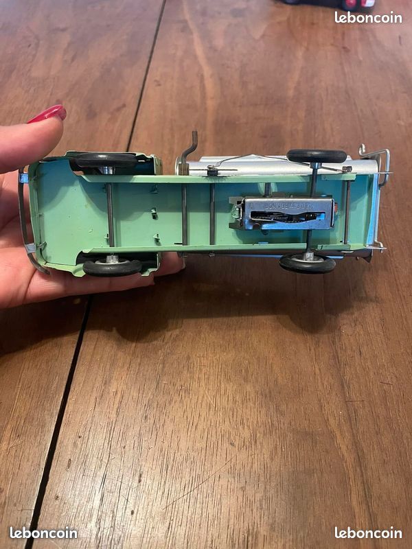 CIJ France - 1:43 - Ambulance Renault réf 3.53 - Schönes