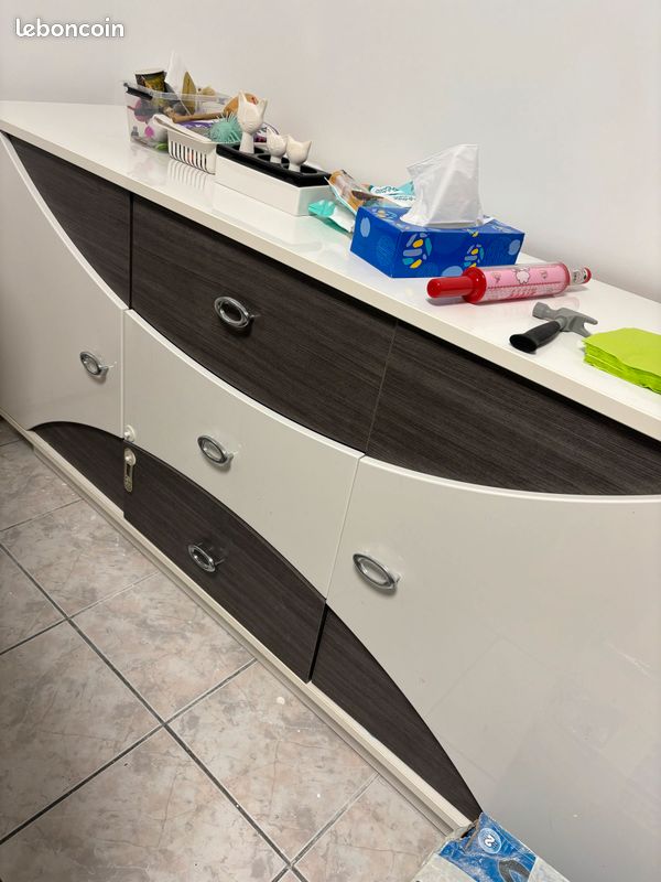 Vends table avec rallonge et 6 chaises. Gris blanc + buffet (image 2)