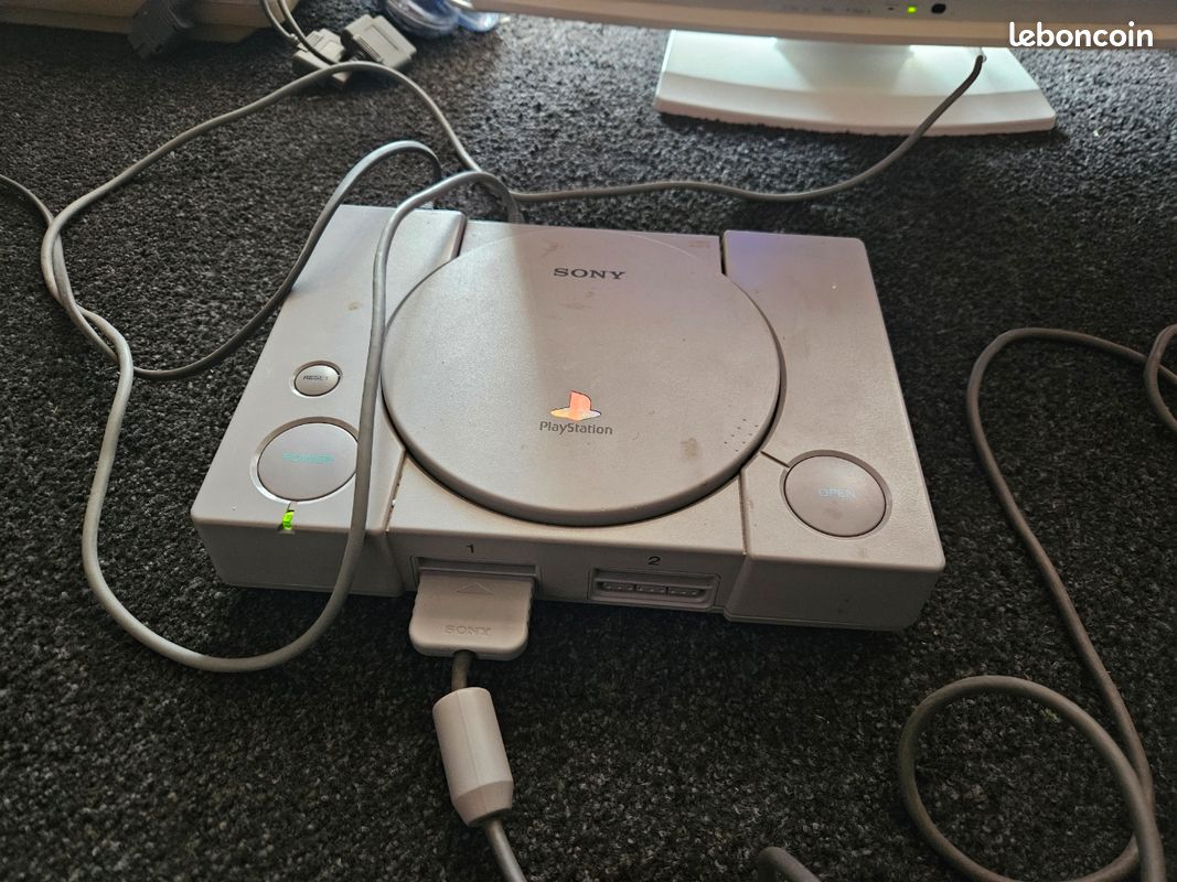Console Sony PlayStation 1 - Modèle Audiophile SCPH-1002 (image 1)