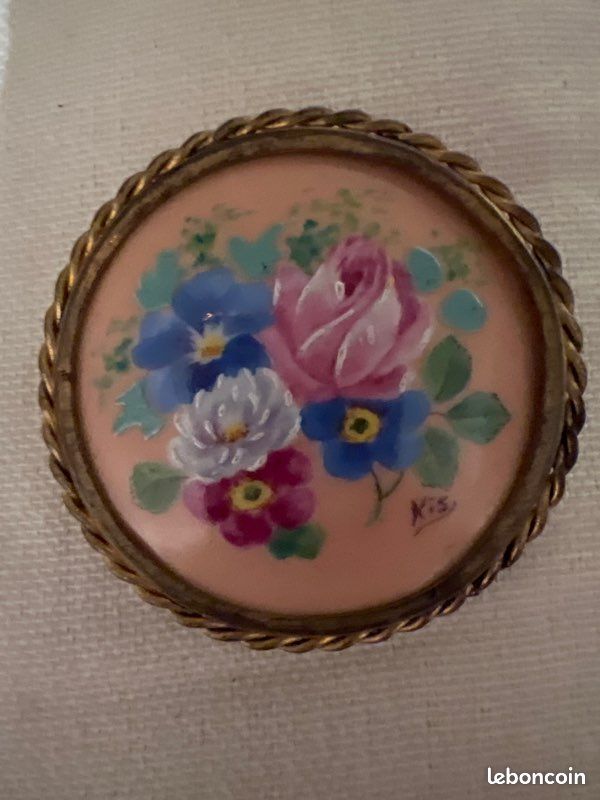 Broche Ancienne En Relief 'Femme' En Porcelaine De Limoges Avec émaux - Métal Doré, Signée - Occasion En Très Bon état (voir Photos)