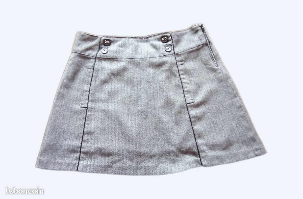 Jupe très courte en similicuir gris pierre à détail poche