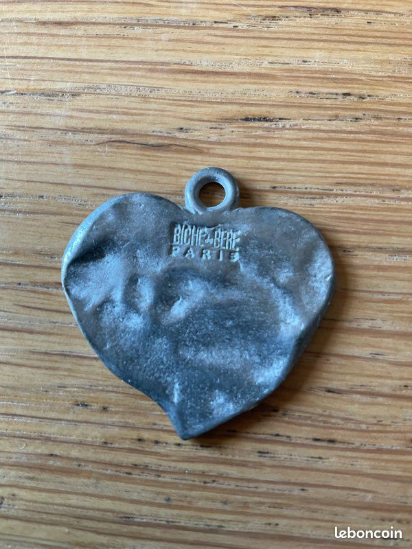 Pendentif Vintage Biche De Bere Paris – Doré Avec Verre Bleu, Bijou Français Ancien, Occasion