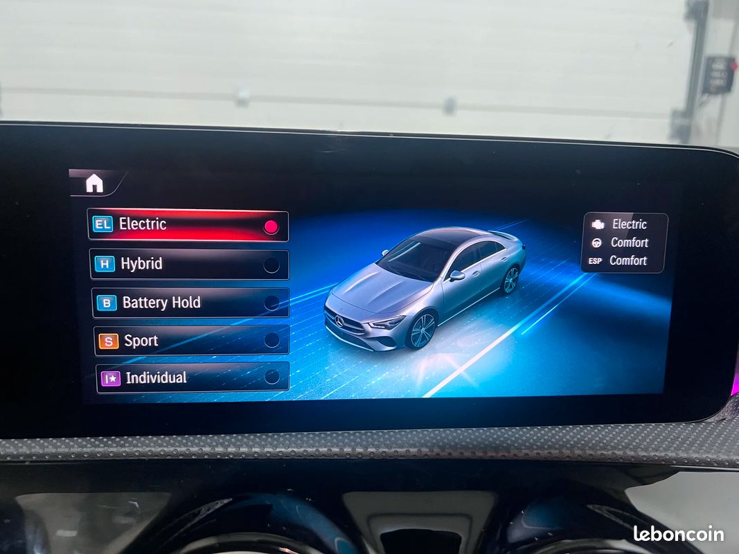 Mercedes-Benz CLASSE CLA 250e AMG Line - Suivi chez Mercedes - Full Options - Camera 360° - Carplay - Toit Ouvrant - Sieges avant Chauffants - Affichage tête haute (image 31)