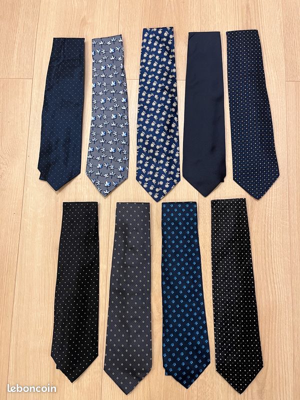 Cravate Kiton Neuve 100% Soie Sept Plis - Bleu Marine/noir Avec Motifs, Sans étiquette