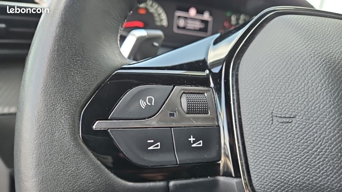 Peugeot 2008 PURETECH 130 SS EAT8 STYLE (image 19)