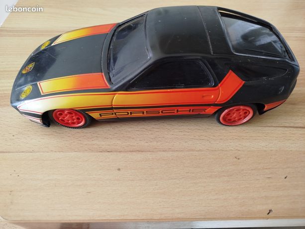 Joustra Porsche 928 S4 – Tôle Friction – Échelle 1/18 – Rouge – Occasion