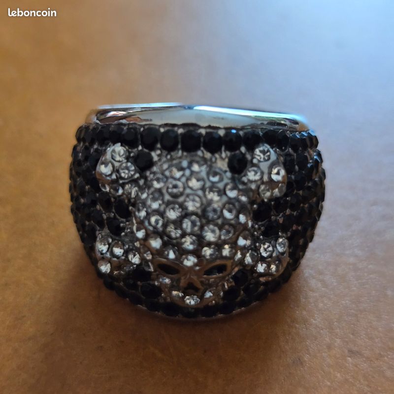 Johnny Hallyday -Bague Tête de mort rock Montres Bijoux - Main Image