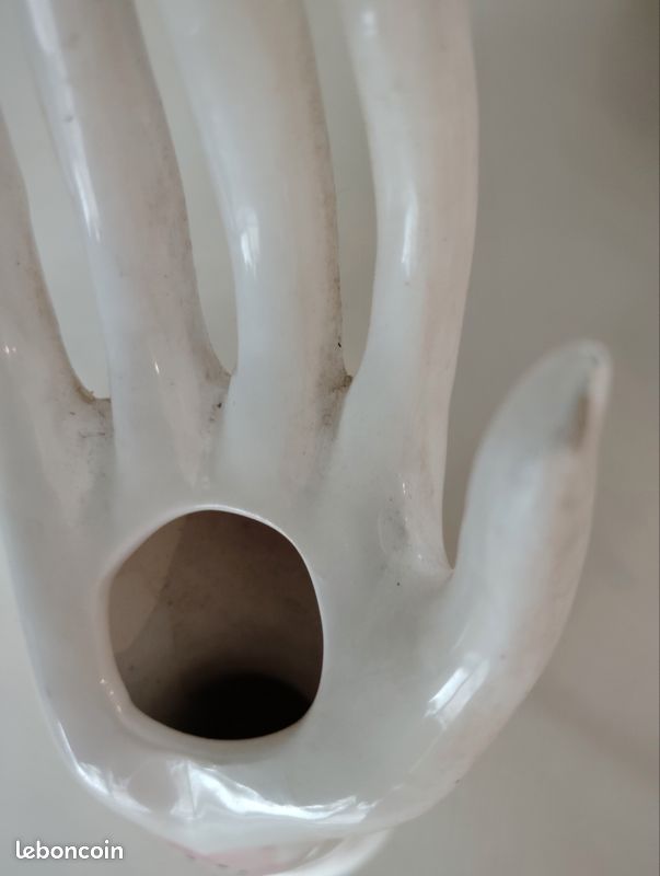 Alors il s'agit d'un vase solifleur et bagué vintage en céramique blanc en forme de main (image 4)