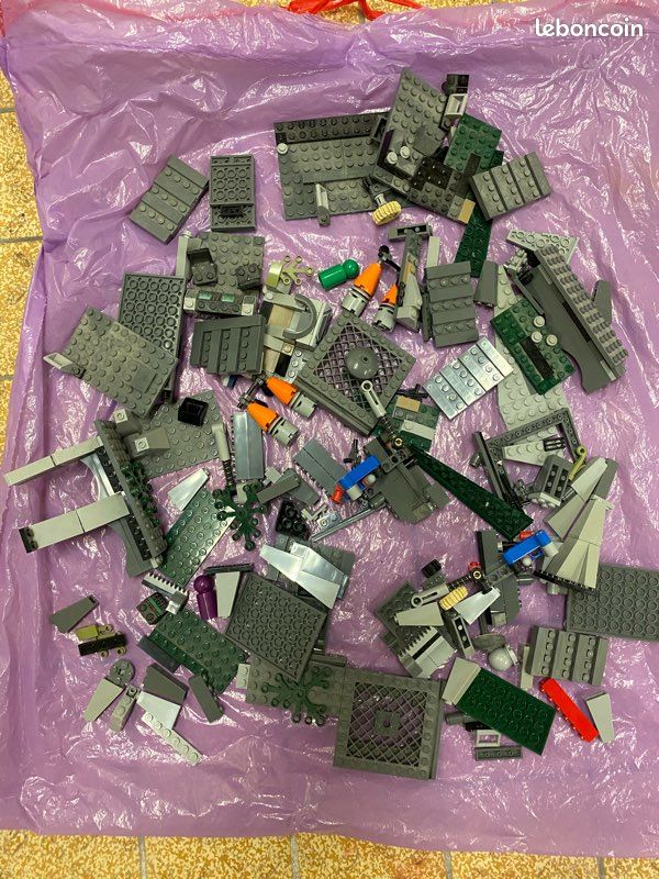 Lot de petites plaques et pieces grises Lego (image 1)