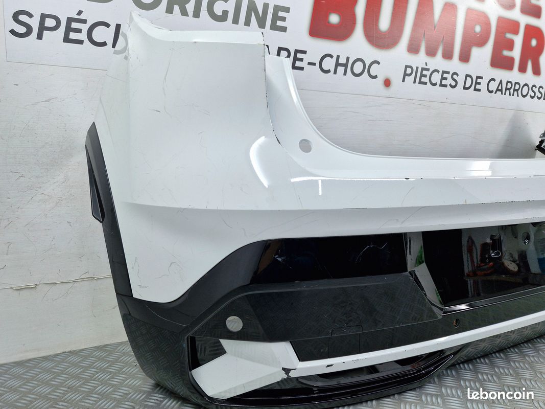 Pare-choc arrière Renault Mégane 5 E-Tech (à partir de 12/2021) – Occasion d'origine avec radars (image 3)