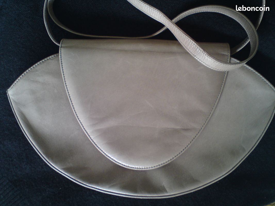 Sac Vintage marque Charles Jourdan Forme demi-lune à bandoulière amovible Cuir d'agneau Vintage Charles Jourdan (image 1)