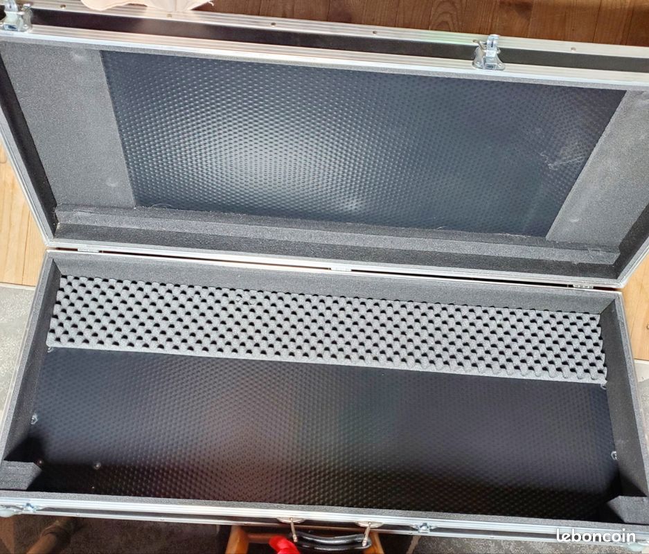Valise pour clavier Tyros 3 et 4 (image 4)