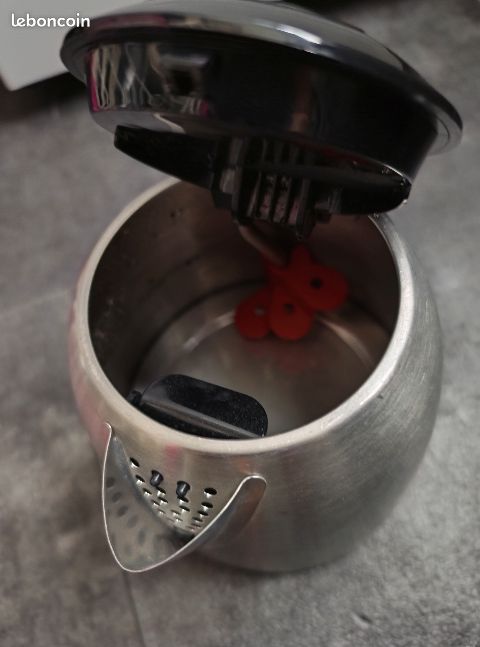 Bouilloire Electrique Russell Hobbs Victory 1 L, 2400W, Design Acier Brillant, Ebullition Rapide, Niveau d'eau Visible, Marqueurs 1/2/3 tasses, Filtre Anticalcaire amovible - 24990-70 (image 10)