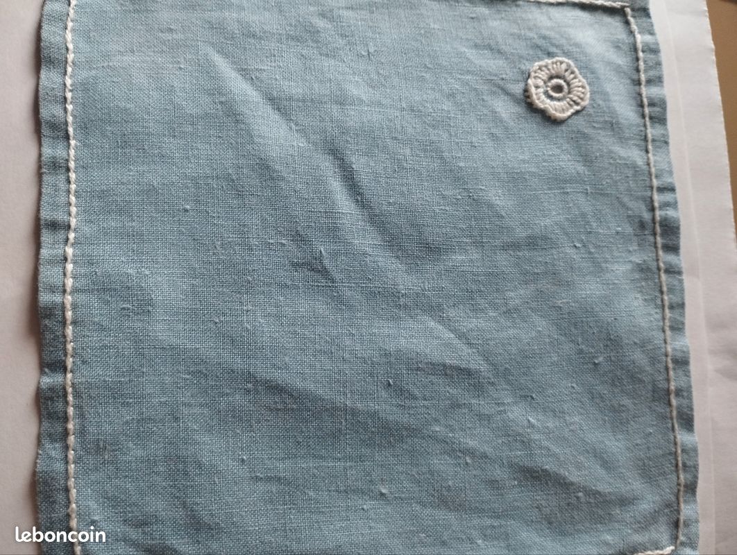 Service six serviettes et nappe dessert, fait main. Bleu brodé de fleurs blanches (image 4)