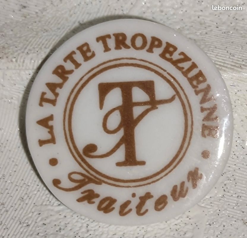 Fève 🌞 la tarte tropézienne, fève brillante, ronde et plate, inscription dorée (image 1)