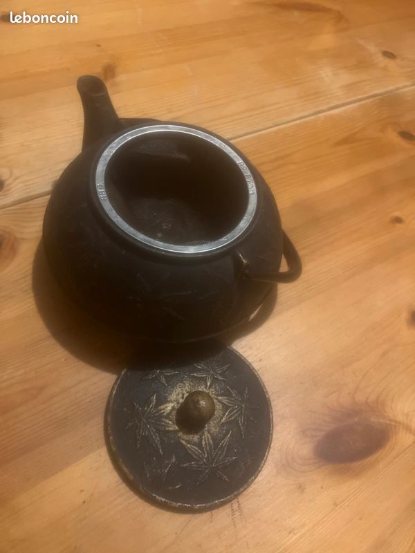 Théière japonaise noire en fonte avec des feuilles d’érable doré (image 2)