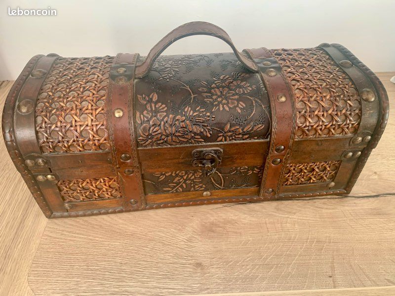 Petite malle vintage en bois et osier (image 1)