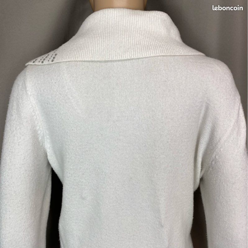 Pull manches longues en maille douce, col côtelé retombant à strass et coupe droite (image 12)