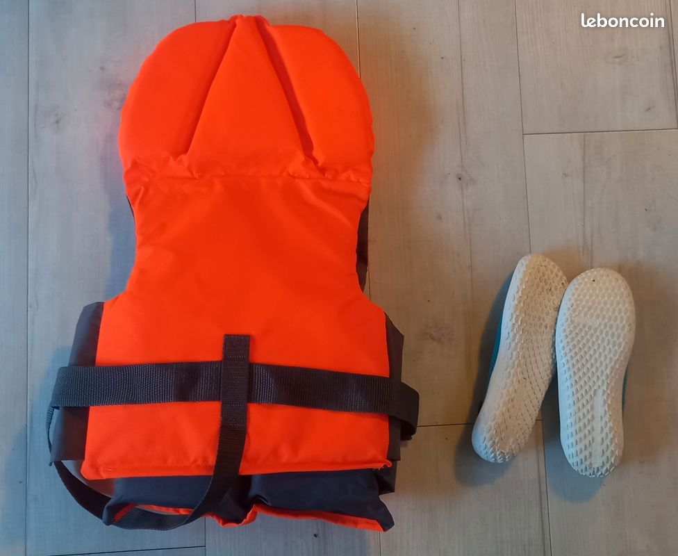 Gilet de sauvetage et chaussures d'eau enfant (image 2)