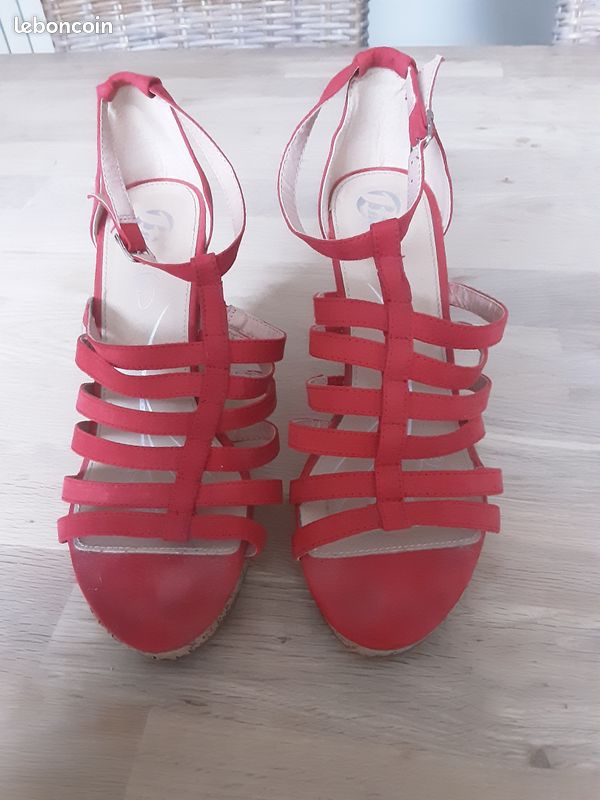 Chaussures Bata rouge talons compensés (image 3)