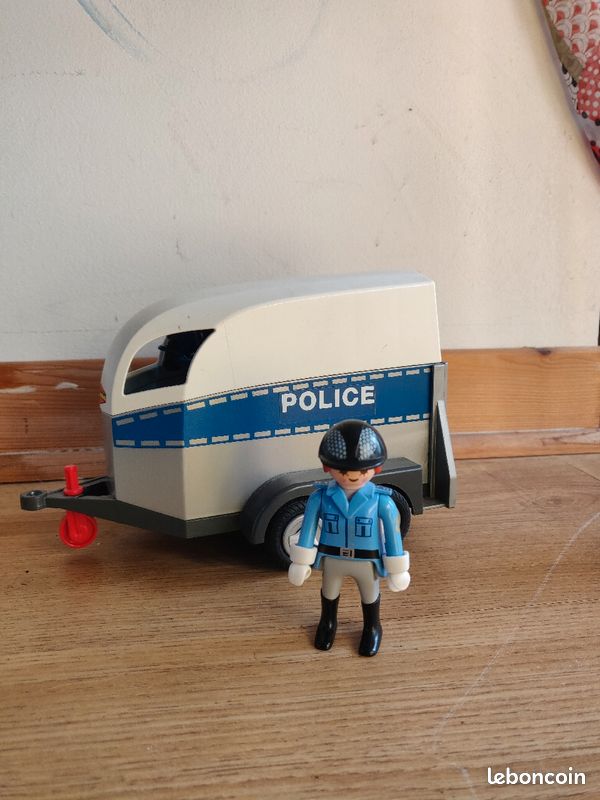Van de police (image 1)