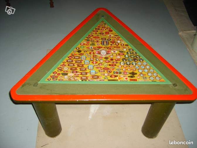 Table triangulaire avec bagues de cigare tous pays (image 1)