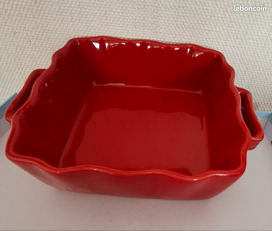 Plat en céramique rouge carmin de forme carrée (image 2)