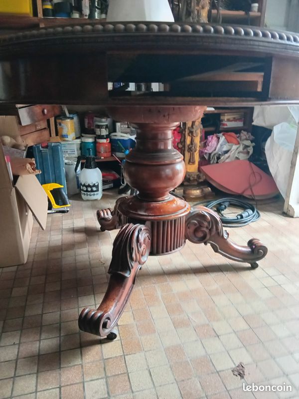 Table Louis Philippe ronde bois massif 4 tiroirs avec roulettes (image 3)